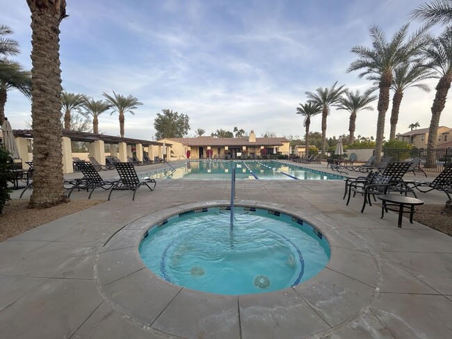 Foto del edificio - COMING SOON!!3 Bed 3 Bath Condo in Spanish...
