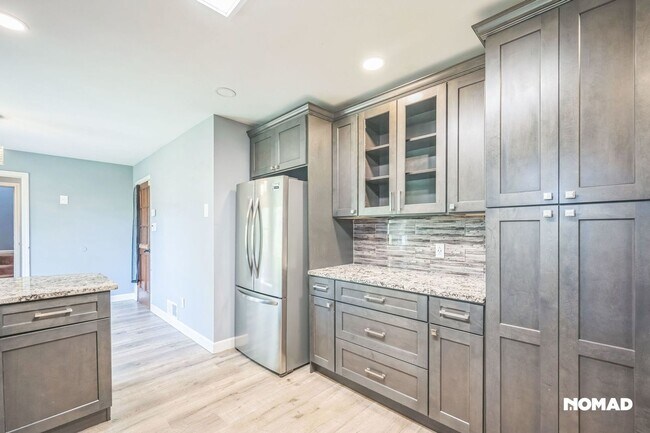 Foto del edificio - Spacious 3BR, with bonus room House in Law...