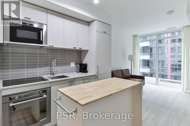 Photo du bâtiment - 576-576 Front St W