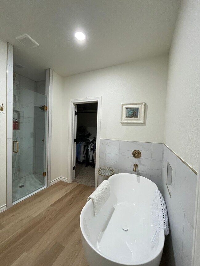 Building Photo - Fully Furnished 3 bed 2 bath, AVAILABLE March 1st!