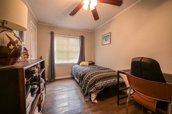 Foto del edificio - 1403 Aaron Ave