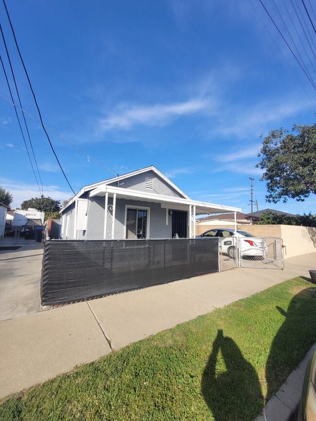 Foto del edificio - 137 E R St