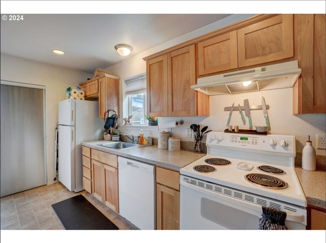 Kitchen - 11821 SE Pine St