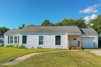 Building Photo - 816 1st St