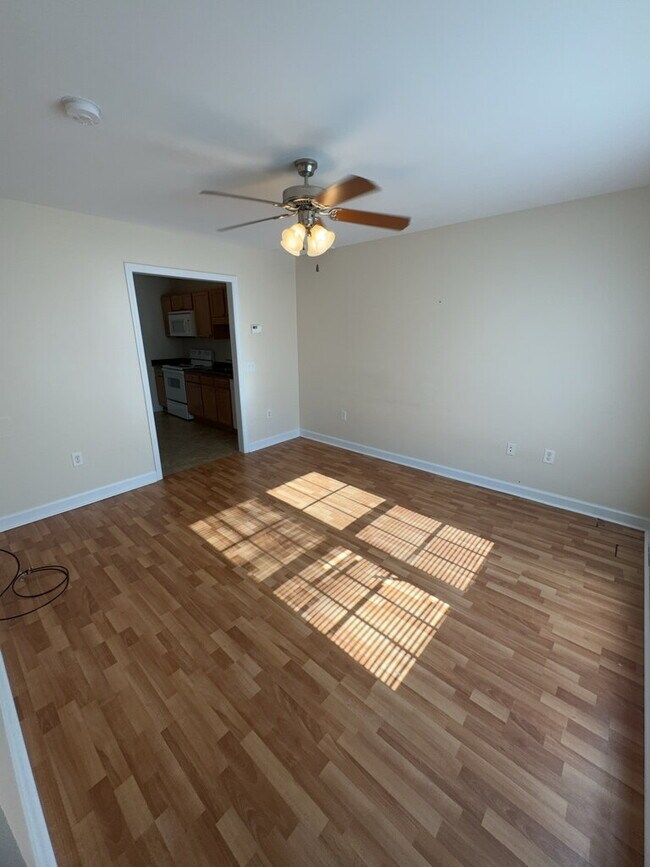 Building Photo - Adorable 2 Bedroom, 2 Bath Townhome-643 Fo...