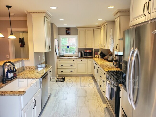 Foto del edificio - 2408 Cameron Mills Rd