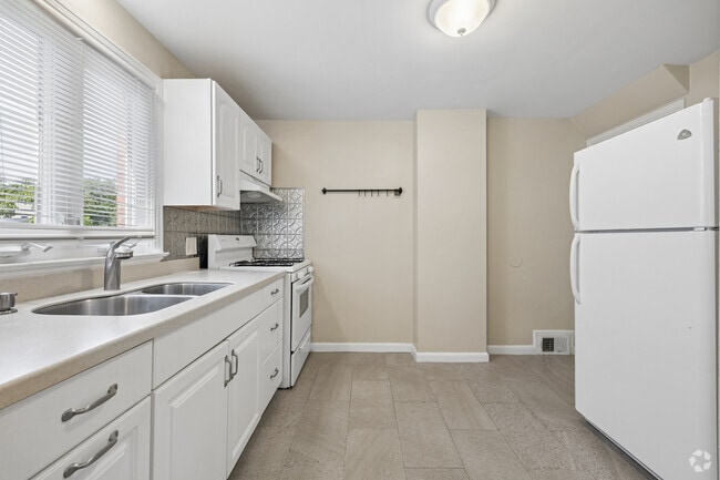 1BR, 1BA - 1,000SF - Kitchen - 1160-1164 Whitney Ave