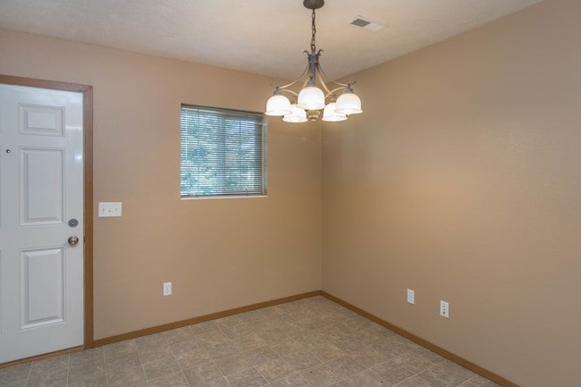 Building Photo - ArrowRidge Town Homes