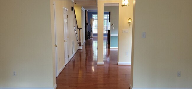Building Photo - Low Maintenance Living in Williamsburg