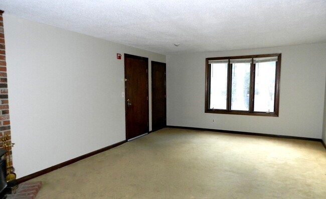 Building Photo - 3 Pinebrook Ln