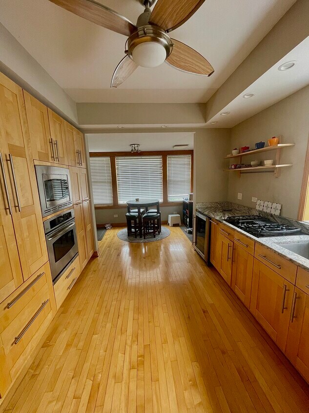Primary Photo - 3931 N Claremont Ave
