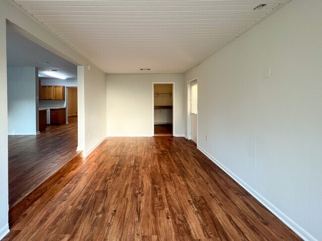Building Photo - Pet Friendly 4BR/2BA Home Near UF Availabl...