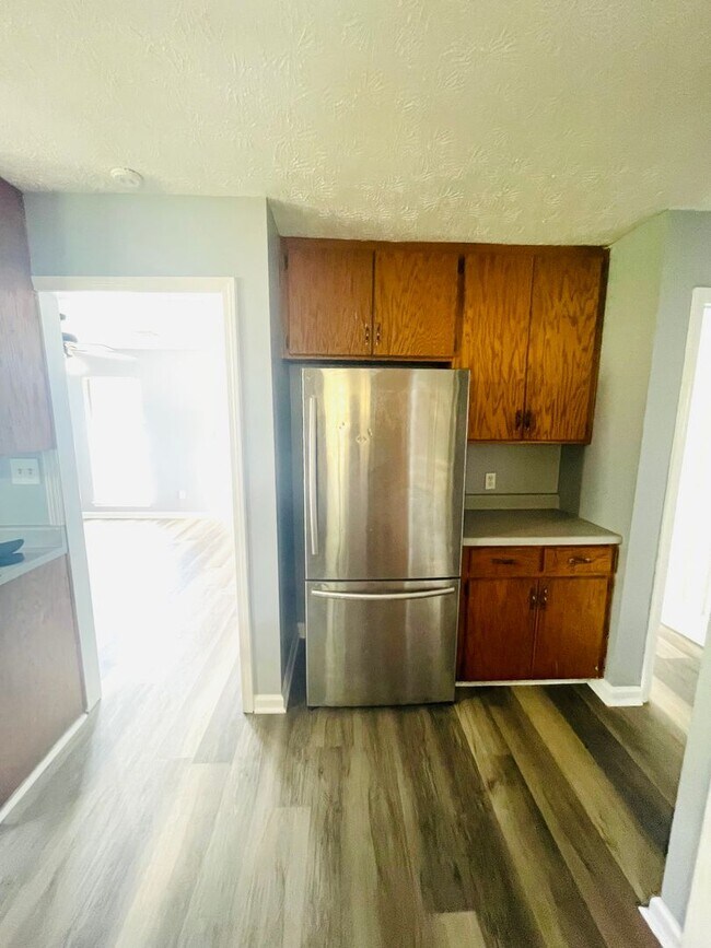 Foto del edificio - **3 Bed 1 Bath On Cedar Street** Call 334-...