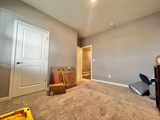 Building Photo - Gorgeous 4-Bed 2-Bath home Fort Collins, CO!