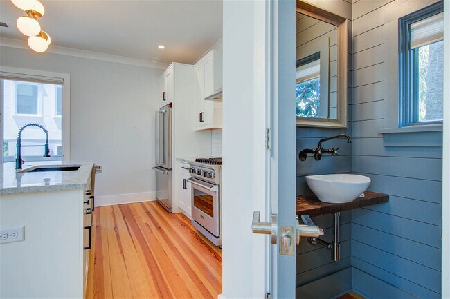 Foto del edificio - 21 Charlotte Street Apt #D, Charleston, SC...