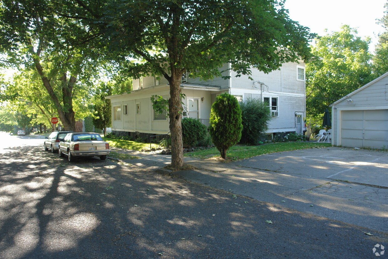 Building Photo - 1125 S Cedar St