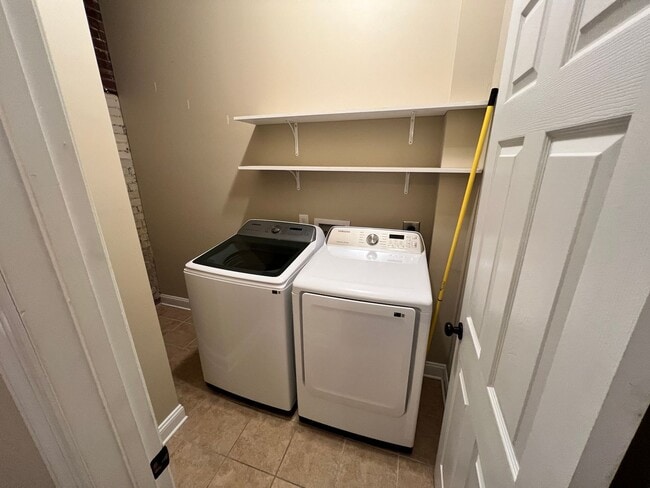 Building Photo - Conveniently located downtown