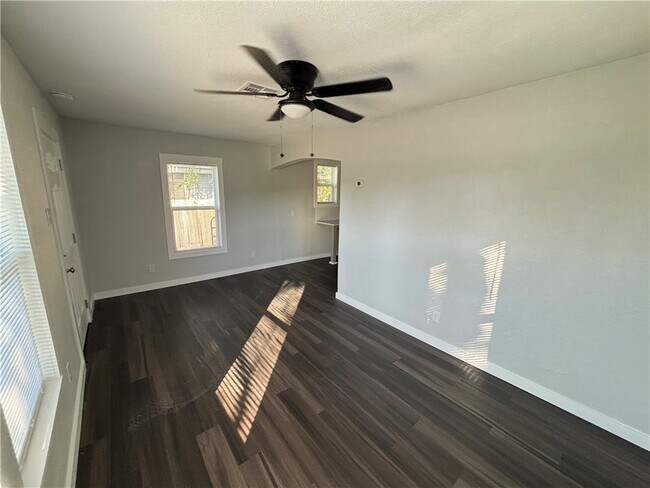 Foto del edificio - 417 Robert Dr