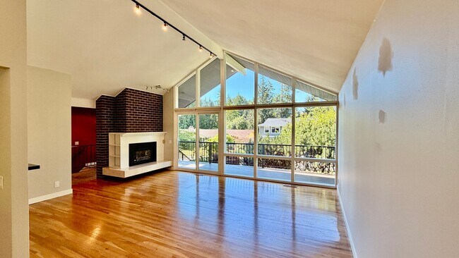 Building Photo - Spacious 4BR Bellevue Home with A/C, Office & Private Yard Near Microsoft