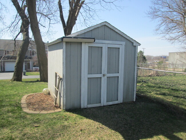 Building Photo - Beautiful 4 Bedroom Available For Rent!