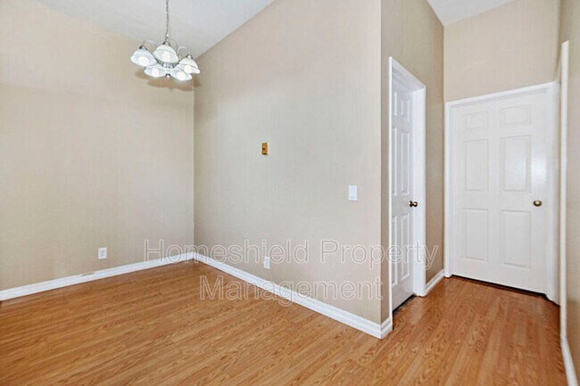 Foto del edificio - 8310 Regents Rd