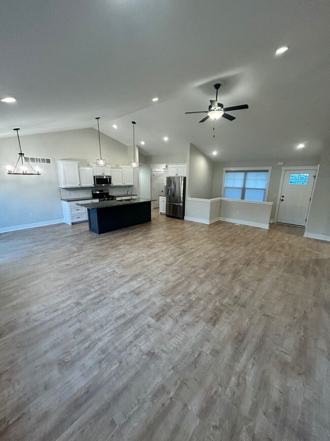 Building Photo - 3837 Delia Dr