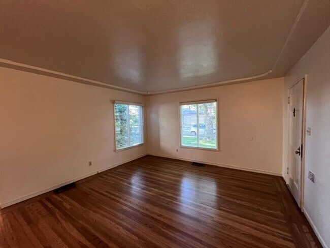Foto del edificio - Beautiful Land Park Duplex with newly refinished hardwood floors, fresh paint and central heat an...