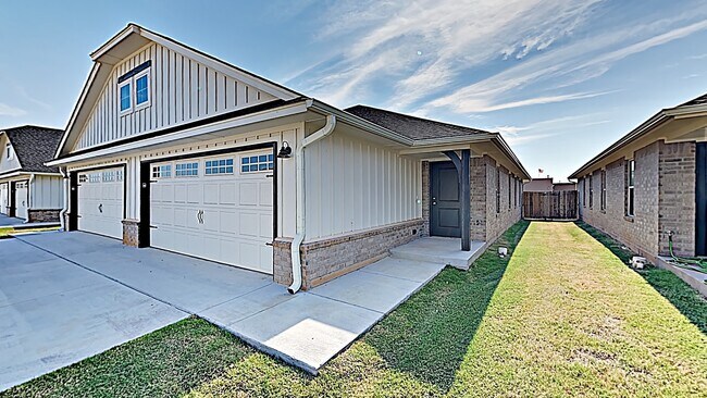 Building Photo - 3 Bedroom 2 Bath Duplex Near Tinker AFB!