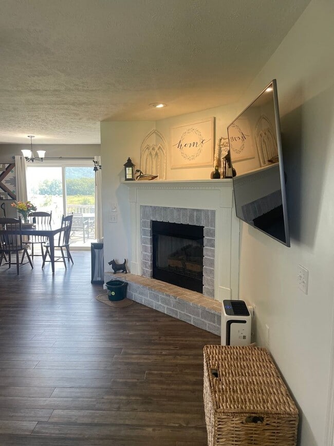 Building Photo - 2 Br House on 2 Acres