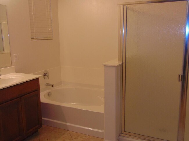 Building Photo - Madera Highlands 4 bedroom 2 bathroom w/Be...