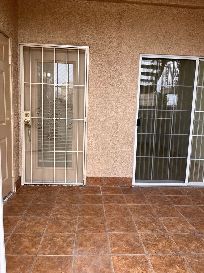 Building Photo - Mannetta Lane Condo / 2 BR - 1st Floor