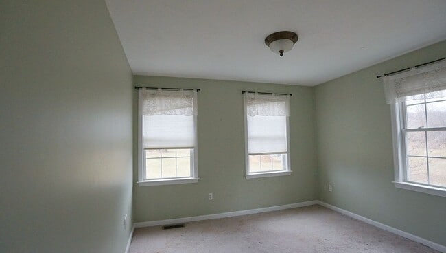 Building Photo - 15 Skyview Dr