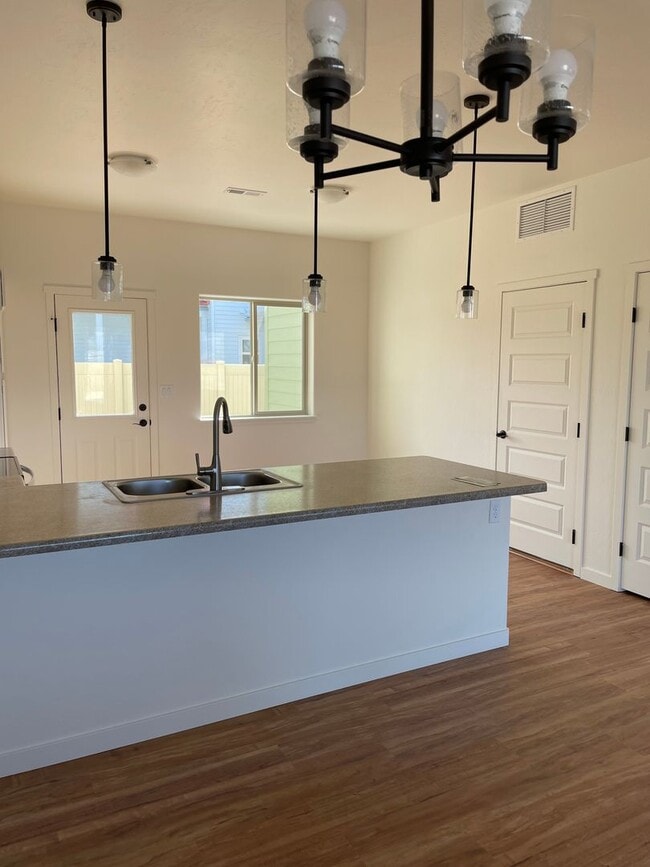 Building Photo - 3 Bedroom/2 1/2 bath, 2 car garage availab...