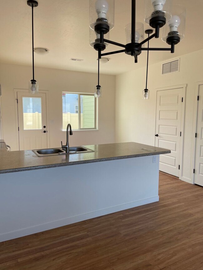 Foto del edificio - 3 Bedroom/2 1/2 bath, 2 car garage availab...
