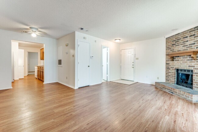 Building Photo - 2BR Townhome on a Greenbelt!