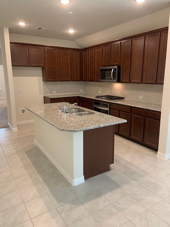 Large Kitchen with Oversize island - 6214 Heron Dr