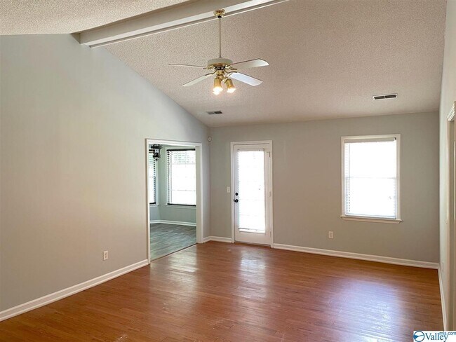 Building Photo - 124 Hollington Dr NE