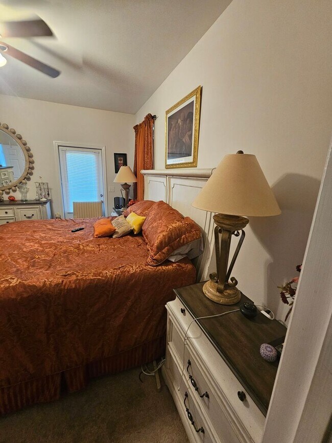Foto del edificio - 3 bdrm 2.5 bath in downtown area
