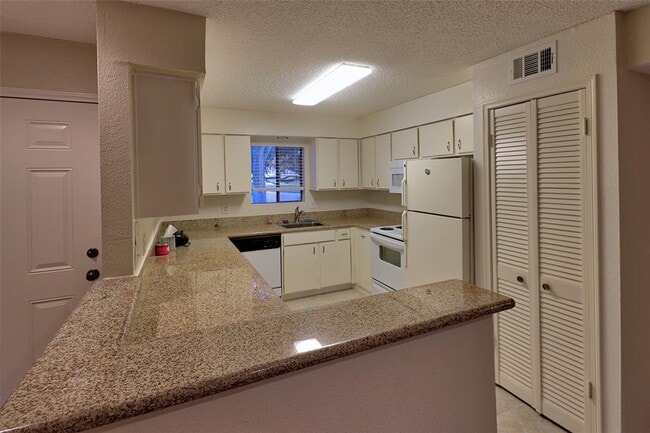 Building Photo - 12100 Melville Dr