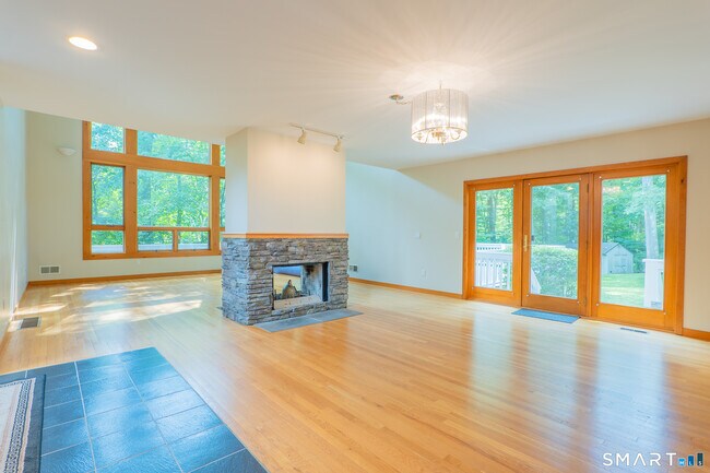 Building Photo - 32 Horseshoe Ridge Rd