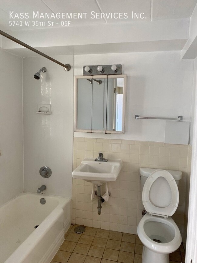Foto del edificio - 5741 W 35th St
