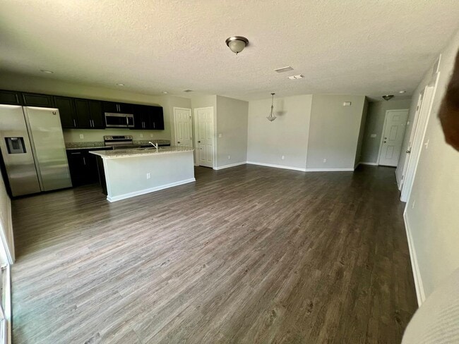 Open Floor Entrance - 8514 Peach St
