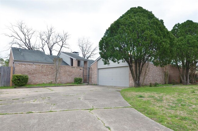 Building Photo - 2023 Woodland Springs St