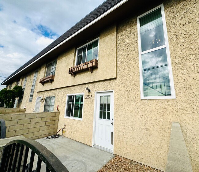 Foto del edificio - 3 BEDROOM HOME FOR LEASING IN Baldwin Park