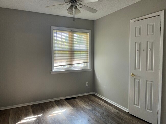 Building Photo - 801 Ridgedale Ct