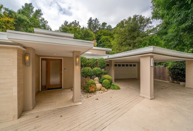 Foto del edificio - 4bd+bonus/5.5ba with 3 bedrooms +bonus on ...