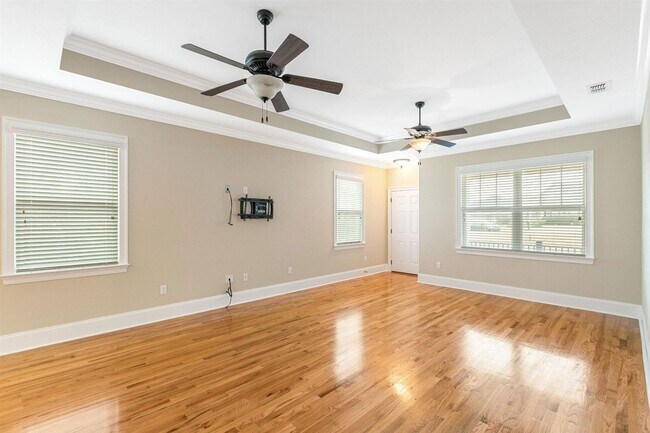 Foto del edificio - Captivating 3 bedroom house available for rent, wood floors, garage, screened porch renting for $...