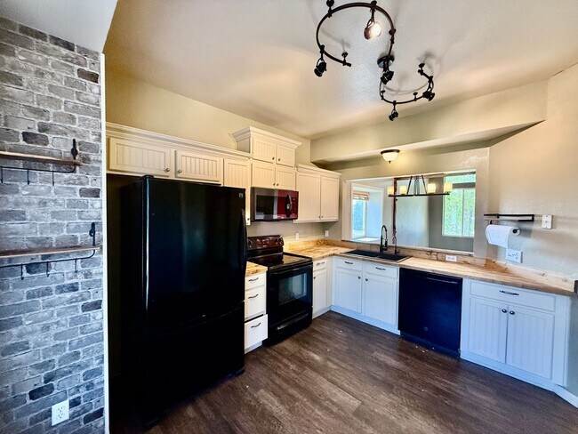 Foto del edificio - Spacious 4-Bedroom Home on Half an Acre in Peyton with Modern Updates