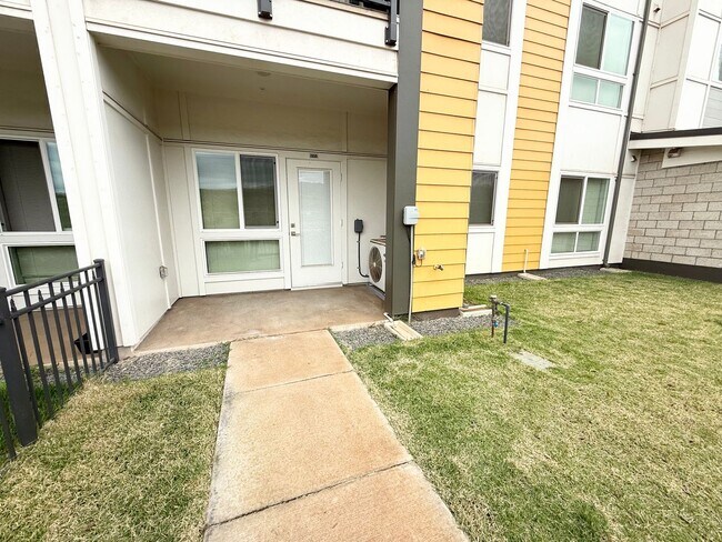 Building Photo - *MOVE IN READY** 2 BD, 2 BA- Condo In Nahele At Hoopili Available Now!!