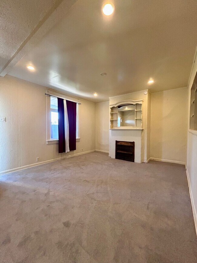 Building Photo - 3 Bedroom Home w/Bonus Room l Riverview Park